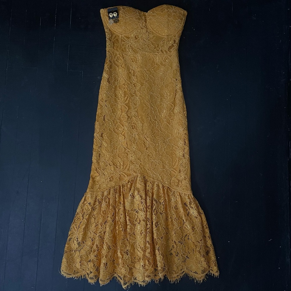Lulus mustard lace dress / Gold Tory Burch earrings